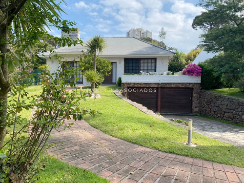 Casa En Venta De 5 Dormitorios, Punta Del Este.