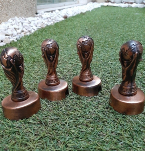 Jogador Futebol E Taça Trofeu Copa Do Mundo Miniatura Aponta