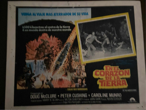 En El Corazón De La Tierra. Peter Cushing. Lobby Card. (Usado)