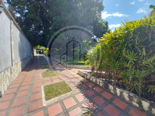 Se Vende Una Linda Casa Quinta Ubicada En El Limón, Sector Arias Blanco, Excelente Ubicación Rodeado De Área Comercial, Escuelas, Liceos, Mercado, Comisaría Policial Y Pza Del Limón. 013jsc