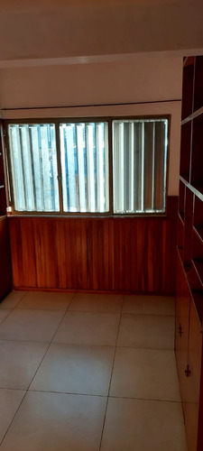 Particular Oficina 2 Ambientes Y Baño ,muchos Muebles De Madera Aire Acondicionado , Pisos Y Electricidad Nuevos Muy Liminos Vista Al Fente Calle 8 Y Vista Sobre Diagonal