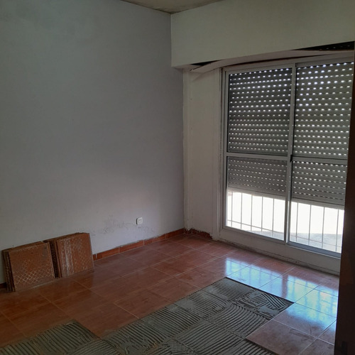 Inmueble De 3 Pisos Sobre Lote De 209,50 M2.- Cuenta Con 4 Locales C/baño, Garege Y Patio. Departamento Muy Luminoso De 4 Amb.- Y Amplia Terraza.