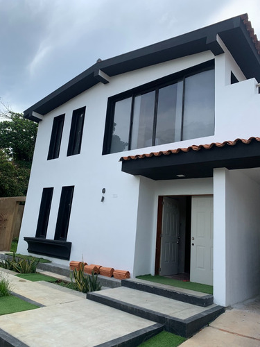 Yuraima Segura Vende Hermosa Casa En Urb. Lomas Del Este Municipio San Jose En Valencia Estado Carabobo