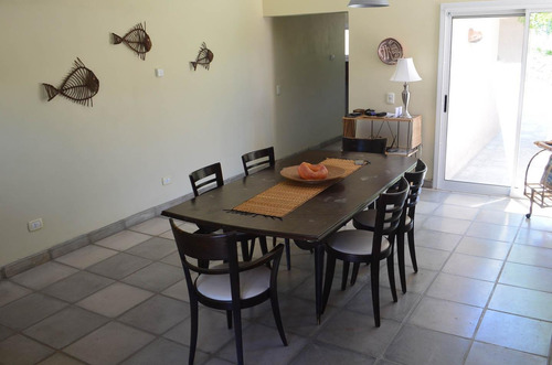 Casa Con Pileta Sobre Lote De 1400m2