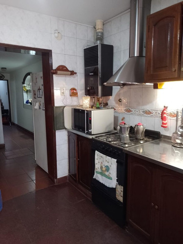 Venta De Casa 4 Dorm., Alsina Al 400- C /pileta
