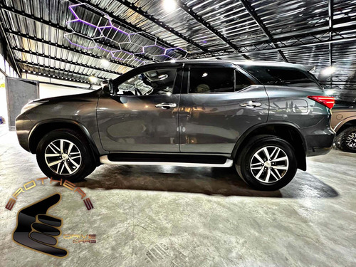 Imagen 3 de 15 de Toyota Sw4 2018 2.8 Srx 177cv 4x4 7as At