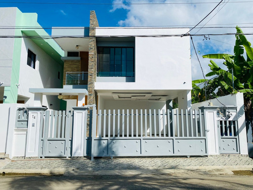 Casa De 2 Niveles Con 3 Habitaciones Y Piscina De Venta En Residencial Cerrado De Pontezuela, Av. 27 De Febrero!