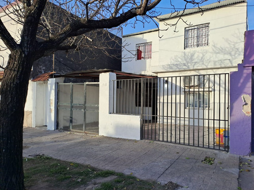 Casa En Ph De Dos Plantas Con Cochera 