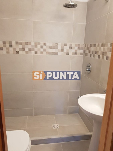 Imagen 21 de 27 de Apartamento De 2 Dormitorios Y 2 Baños A 1 Cuadra De Gorlero, Con Gran Terraza Y Parrillero Propio.