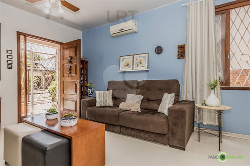 Imagem 2 de 30 de Vende Maravilhosa Casa, Três Quartos, Suíte, 5 Vagas De Garagem E Churrasqueira. - Reo617332