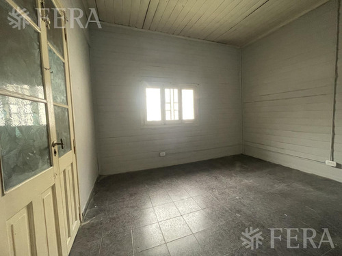 Venta De Casa De 3 Ambientes Con Cochera En Lanus
