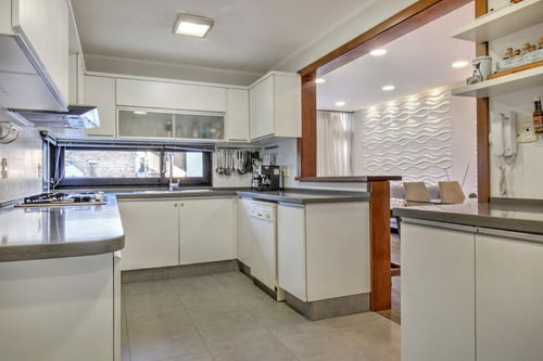 Venta De Casa 4 Dormitorios, 4 Baños En Pleno Parque Batlle