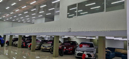 Local Comercial En Venta.los Cortijos De Lourdes.en Pie De Calle,recien Remodelado,listo Para Desarrollar Cualquier Actividad Comercial. 24-27524gm