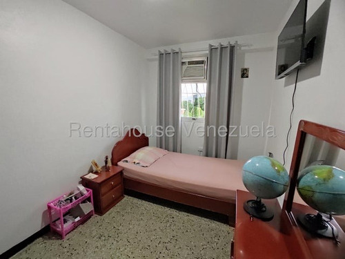 Daniela Linarez Vende Apartamentos De 65m2 En El Oeste De Barquisimeto Cerca De Todo Con Amplios Espacios En Impecables Condiciones Con Seguridad Y Todos Los Servicios Básicos