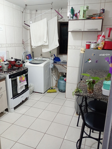 Apartamento Com 2 Quartos,sala,cozinha E Banheiro + Garagem