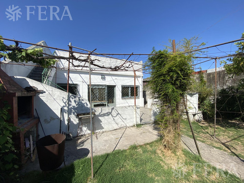 Venta Casa En 3 Ambientes Con Local, Cochera Y Fondo Libre En Wilde