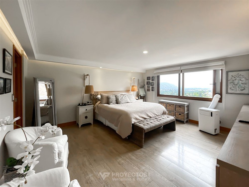 Casa En Venta De 5 Dorm. En Lo Barnechea