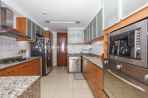 Departamento Con Un Estudio Independiente En El Nivel Calle.
