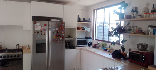 Casa En Venta De 3 Dorm. En Las Condes, Increíble Ubicación