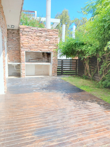 Alquiler Anual De Moderna Casa Con 3 Dormitorios Y 2 Baños.