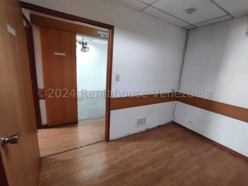 Consultorio En Alquiler Zona Este Barquisimeto, Cuatro Cubículo, 2 Baños, Aire Integral. Mls 24-17099 Dh