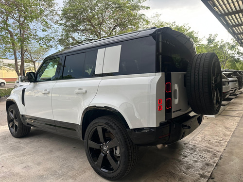 Land Rover Defender 110 Dynamic SE