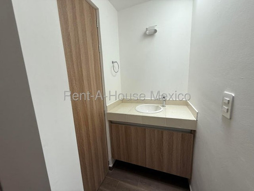Casa De 1 Nivel Con Sala De Tv Y 3 Recámaras, Venta - Santa Rosa Jauregui