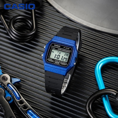 Reloj pulsera Casio Collection F-91 de cuerpo color azul, digital, fondo gris, con correa de resina color negro, dial negro, minutero/segundero negro, bisel color negro y hebilla simple