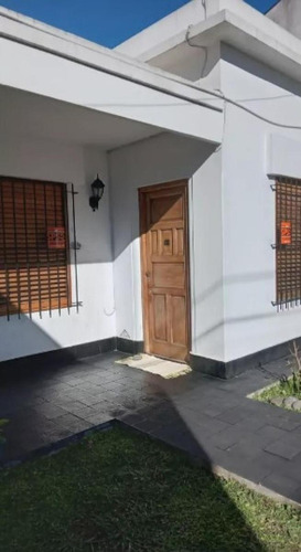 Casa En Venta - 2 Dormitorios 1 Baño - Cochera - 433mts2 - Caseros