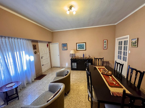 Casa En Venta De 5 Ambientes En Quilmes.