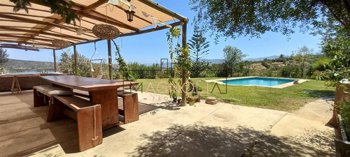 Casa En Venta De 5 Dorm. En Limache
