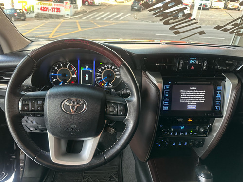 Toyota Hilux SW4 2.8 SRX 4X4 7 LUGARES 16V TURBO INTERCOOLER DIESEL 4P AUTOMÁTICO