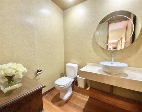 Casa En Venta De 3 Dorm. En Las Condes
