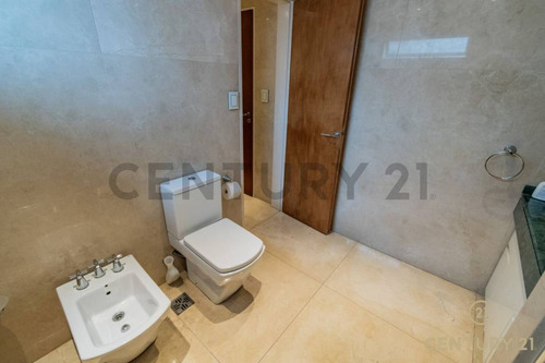 Venta Departamento 4 Ambientes Con Dependencia En Flores Sobre Avenida Avellaneda