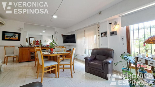 Casa En Venta En Villa Luzuriaga, 5 Ambientes