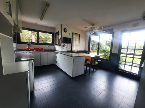 Ubicado En El Exclusivo Barrio Cerrado La Arboleda De Don Torcuato. Lindisima Casa Con 4 Dormitorios. Gran Lote De 920m2. Pileta. Muy Buen Estado.
