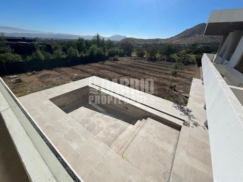 Casa En Venta De 4 Dorm. En Las Brisas De Chicureo