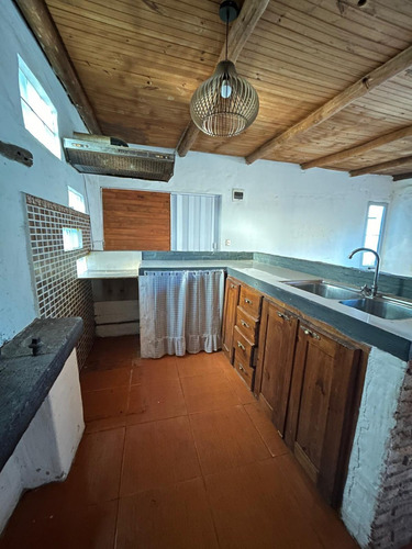 Vendo Buena Ubicacion Casa+2 Apartamentos+galpon Con Baño, 600m2 De Terreno/ Construidos Mas De 250 M2