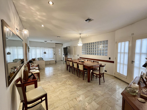 Comodisima E Impecable Casa En Munro Con Ingreso Por Dos Calles, Patio Y Terraza.