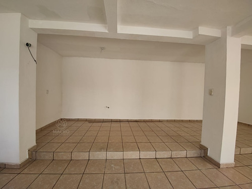 Casa En Venta En Fracc. Valle Del Sol De Dos Niveles Con Jardín.