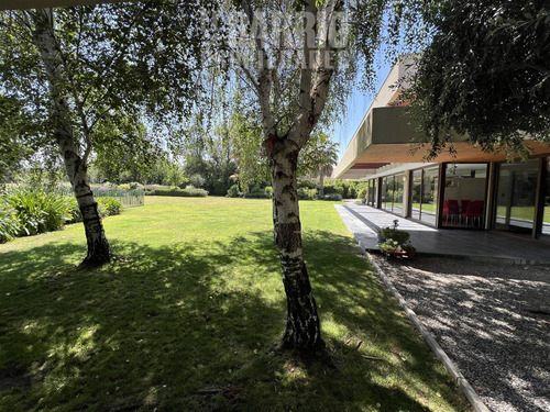 Casa En Venta De 4 Dorm. En Las Brisas De Chicureo