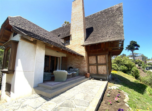 Casa En Venta De 6 Dorm. Frente A La Playa De Zapallar