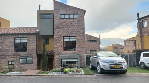 Casa Remodelada, En Sector Exclusivo De Colina, Conjunto Delmonte