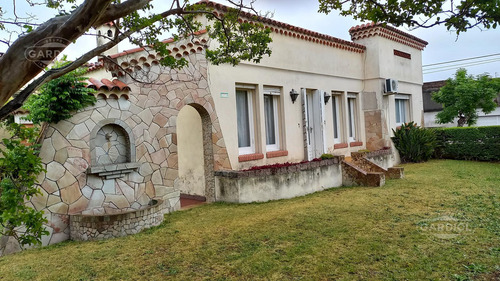 Casa En Venta En La Ciudad De  Carmelo, Departamento De Colonia