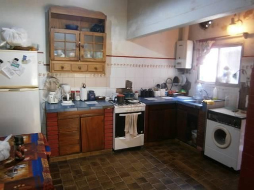 Casa De 4 Amb., En 2 Plantas Y A Dos Cuadras De Av. Mitre