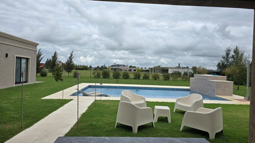 Casa En Venta Brandsen En Barrio Cerrado Con Pileta