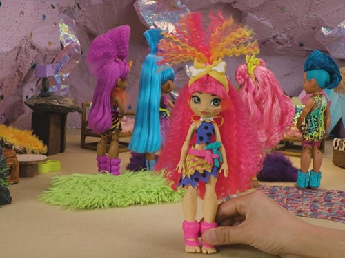 Imagen 4 de 6 de Mattel, Muñeca Emberly Cave Club , Con Cabello Rosa, Muñeca