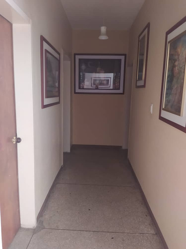 Imagen 6 de 20 de Perfecto Para Remodelar En Pleno Centro De Maracay Espacioso Apto.170 Mts2