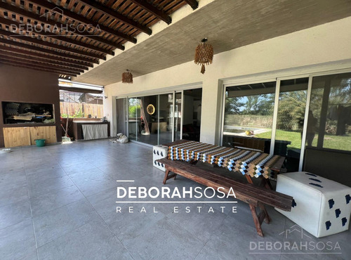 Casa En Venta En Barrio El Canton Pileta 5 Ambientes