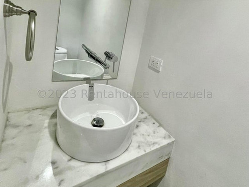 Se Alquila Hermoso Edificio Comercial Ubicado A Pie De Calle En Chacao